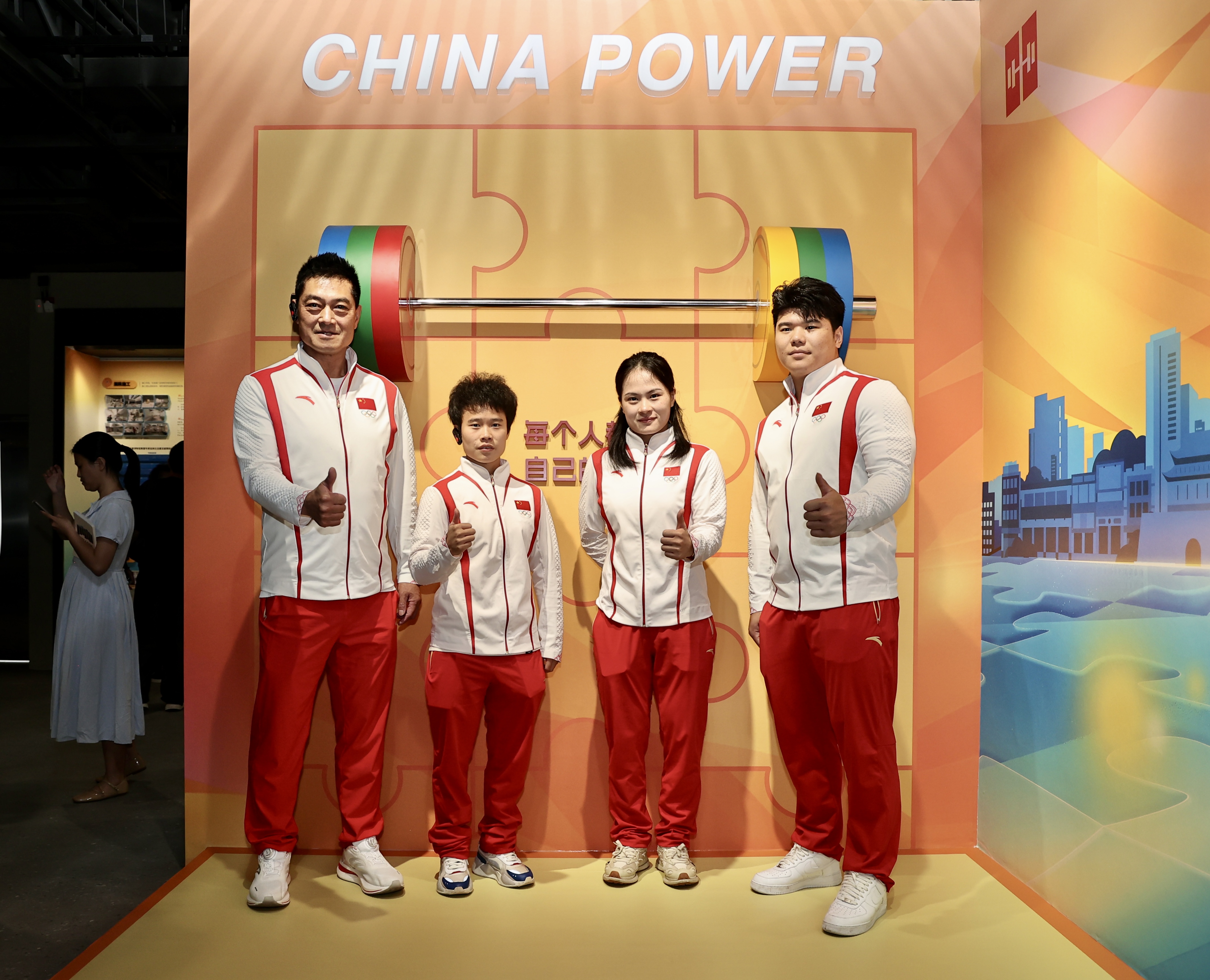 包含中国举重队员表现出色，团体获强势领先的词条